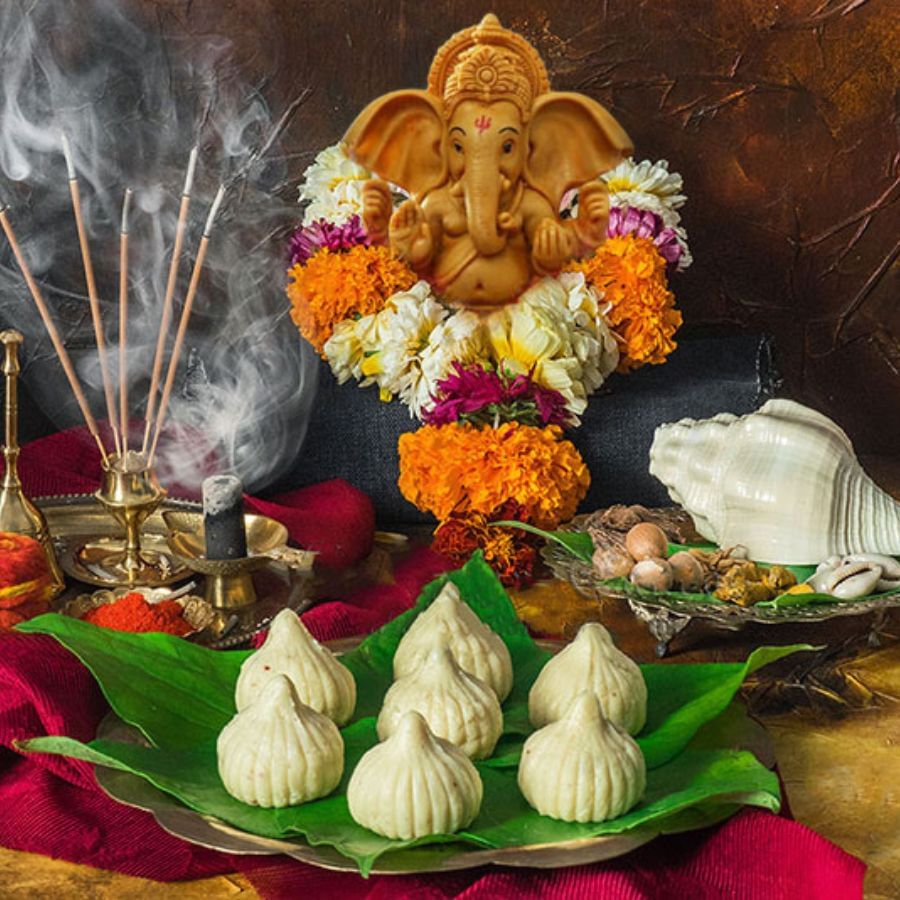 মিথুন রাশি - এই রাশির জাতক জাতিকাদের বাড়িতে হালকা সবুজ গণপতির মূর্তি আনতে হবে এবং প্রসাদে মোদক খেতে হবে।