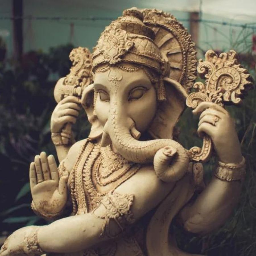 বৃষ রাশি- এই রাশির জাতক জাতিকাদের বাড়িতে হালকা হলুদ রঙের গণপতির মূর্তি আনতে হবে।