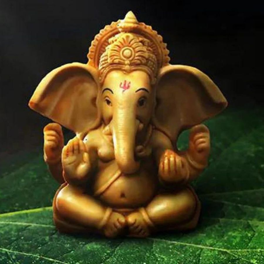 কন্যা রাশি- এই রাশির জাতকদের গাঢ় সবুজ গণপতির মূর্তি বাড়িতে আনতে হবে এবং প্রসাদ হিসেবে কমলা রঙের লাড্ডু দিতে হবে।