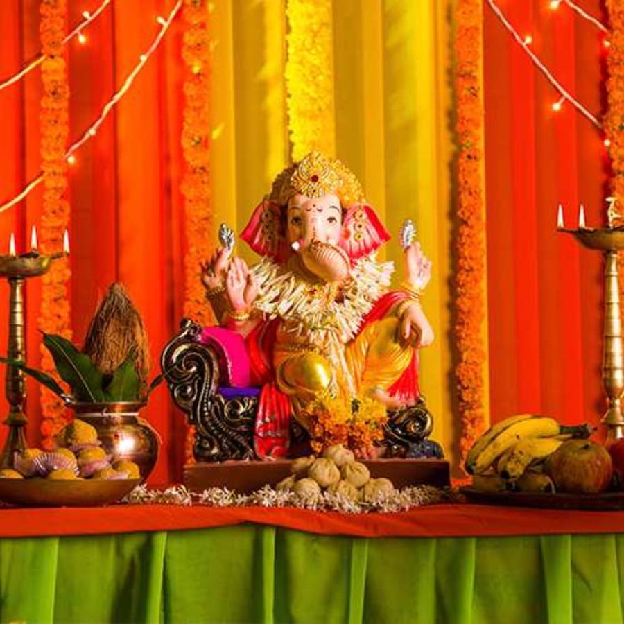 বৃশ্চিক রাশি - এই রাশির জাতকদের গাঢ় লাল রঙের গণপতির মূর্তি বাড়িতে আনতে হবে এবং লাড্ডু ও মতিচুর উপভোগ করতে হবে।