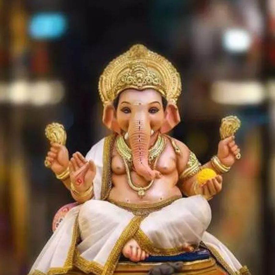 মেষ রাশি- এই রাশির মানুষদের বাড়িতে গোলাপি বা লাল রঙের গণপতির মূর্তি আনতে হবে এবং একই সঙ্গে লাড্ডু উপভোগ করতে হবে।