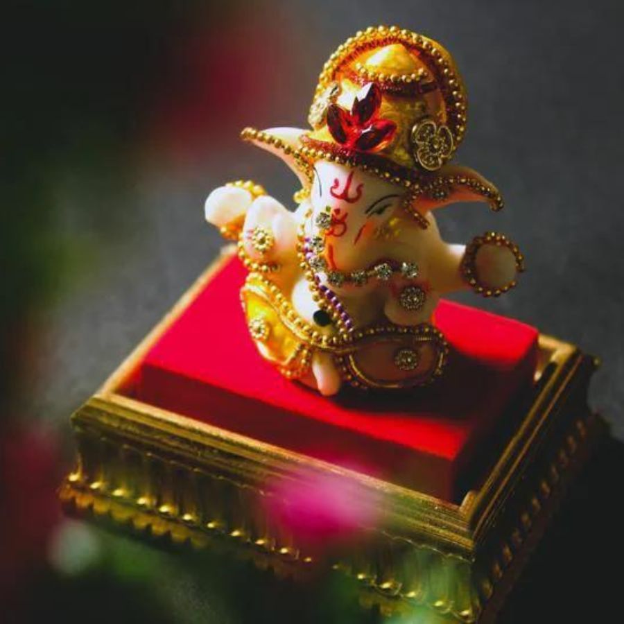 তুলা রাশি- এই রাশির জাতক জাতিকাদের বাড়িতে সাদা গণপতির মূর্তি আনতে হবে।