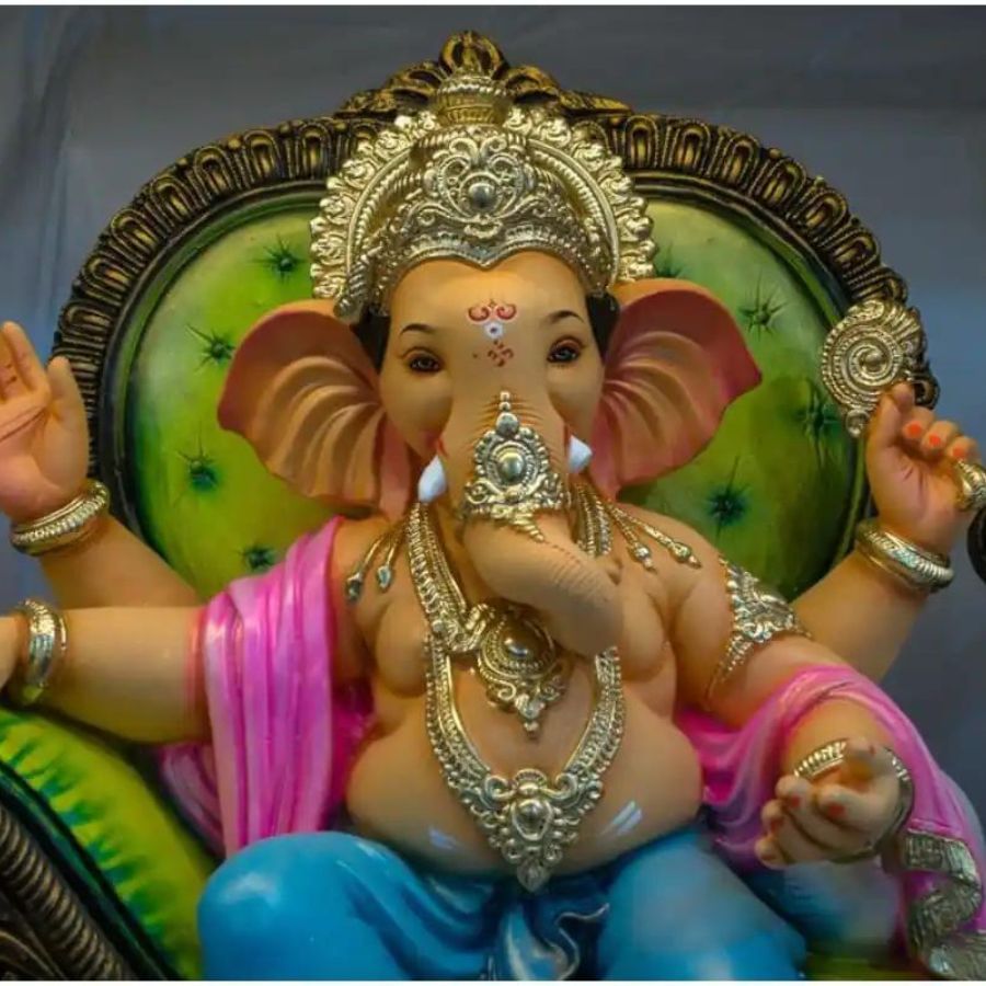 কর্কট রাশি - এই রাশির জাতক জাতিকাদের বাড়িতে সাদা গণপতির মূর্তি আনতে হবে এবং গণপতিকে স্বাগত জানাতে মতিচুর লাড্ডু তৈরি করতে হবে।