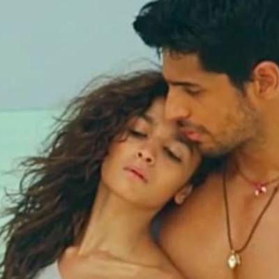 They had a sweet love.  The duration of love was very short.  However, they were the favorite couple of many in Bollywood.  Alia Bhatt and Siddharth Malhotra's love suddenly broke.  Foreigners were accused. 
