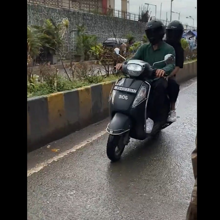 ক্রিজে নেমে পরিচিত সেই কভার ড্রাইভ কিংবা অন ড্রাইভও কোথায় যেন হারিয়ে গিয়েছে। ড্রাইভ করতে গেলে বল চলে যাচ্ছে স্লিপ ফিল্ডারের হাতে। (ছবি : টুইটার)