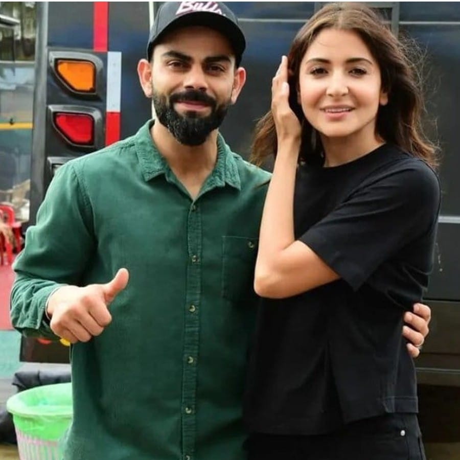 ক্রিজে ড্রাইভের পরিস্থিতি যাই হোক, স্কুটি ড্রাইভে কিন্তু নজর কাড়লেন বিরাট। মুম্বইয়ের রাস্তায় স্কুটিতে জুটি। চালকের আসনে বিরাট কোহলি। (ছবি : টুইটার)