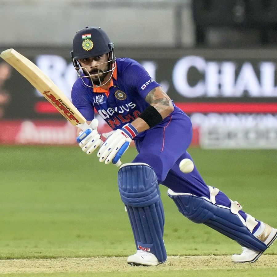 বাইশ গজে ফের চেনা ছন্দে বিরাট কোহলি (Virat Kohli)। চলতি এশিয়া কাপে দুর্বল প্রতিপক্ষ হংকংয়ের বিরুদ্ধে রানে ফিরলেন কিং কোহলি। দুবাইতে বুধরাতে কেরিয়ারের ৩১তম হাফসেঞ্চুরি পূর্ণ করলেন ভিকে। ১৯৪ দিন পর আন্তর্জাতিক টি-টোয়েন্টিতে হাফসেঞ্চুরি করলেন কোহলি। (ছবি-পিটিআই)