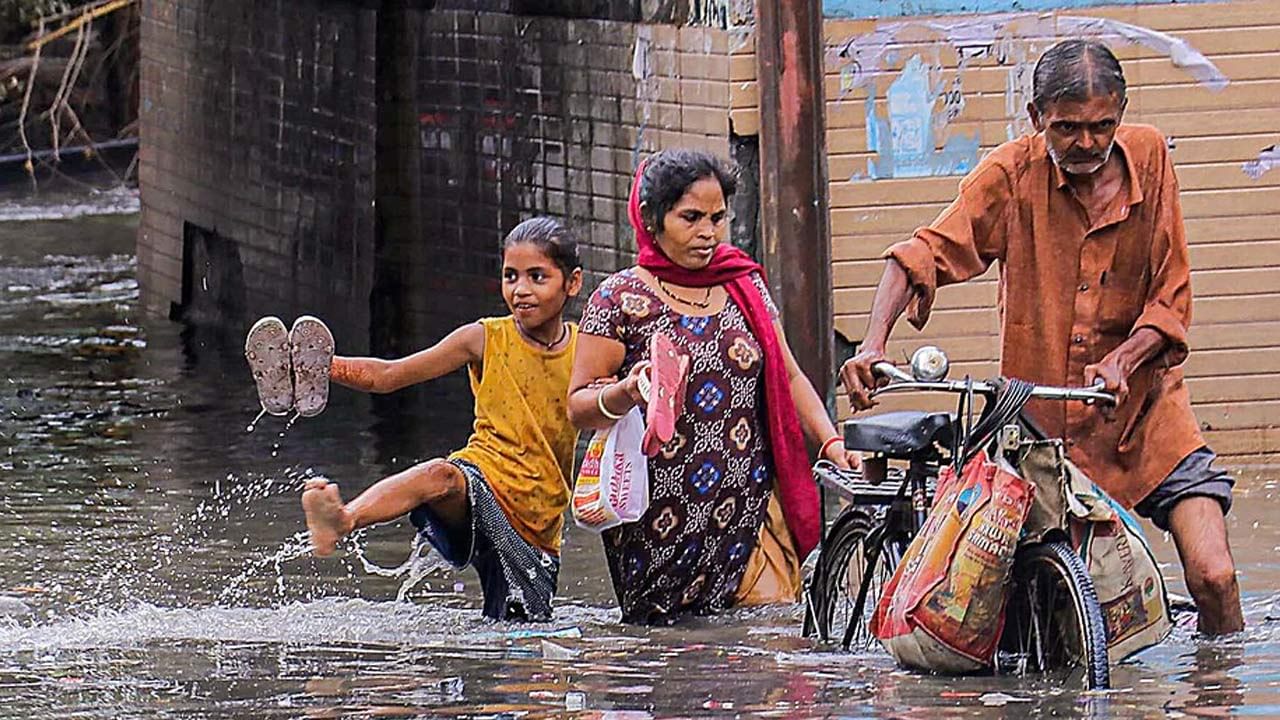 Weather Update: নিম্নচাপ কাটলেও ভারী বৃষ্টির পূর্বাভাস... কোন কোন জেলা, জানাল হাওয়া অফিস