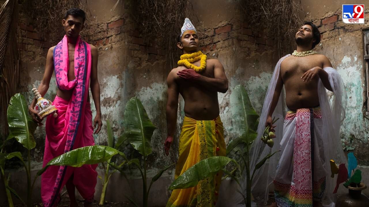 Dhoti In Fashion: ডিজ়াইনার ধুতিতে যখন নজর কাড়ছেন ছেলেরা, কে বলেছে ফ্যাশান শুধু মেয়েদেরই?