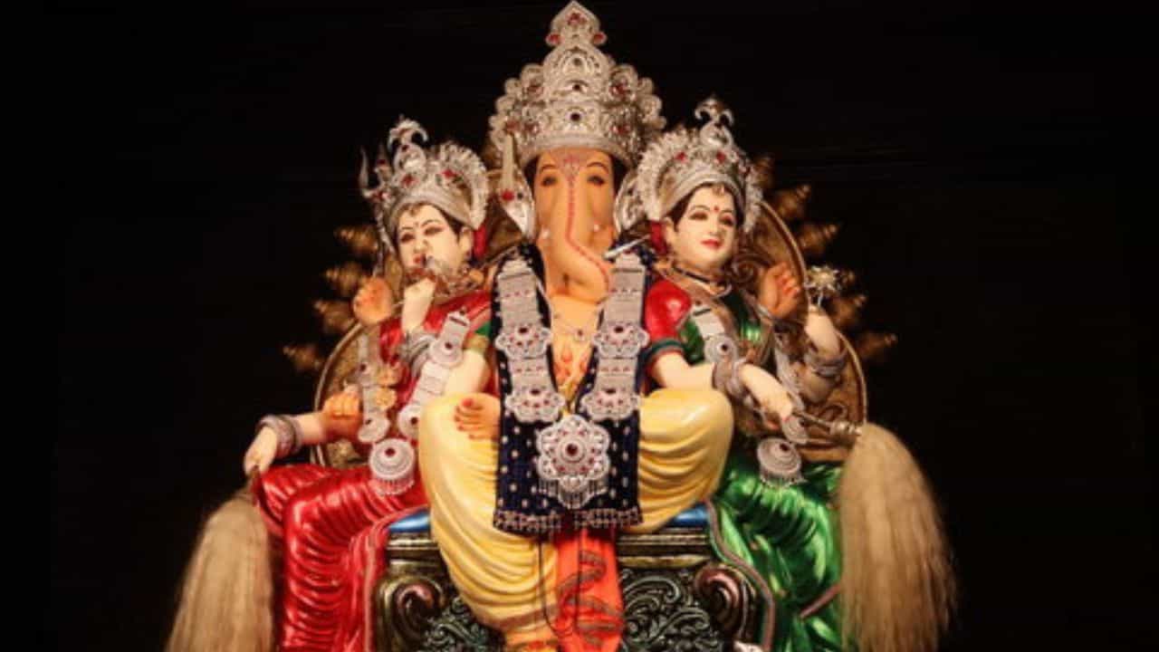 Ganesh Chaturthi 2022: গণেশের দুজন স্ত্রী! কীভাবে হল এমন কান্ড জেনে নিন Ganesh Chaturthi 2022: গণেশের দুজন স্ত্রী! কীভাবে হল এমন কান্ড জেনে নিন