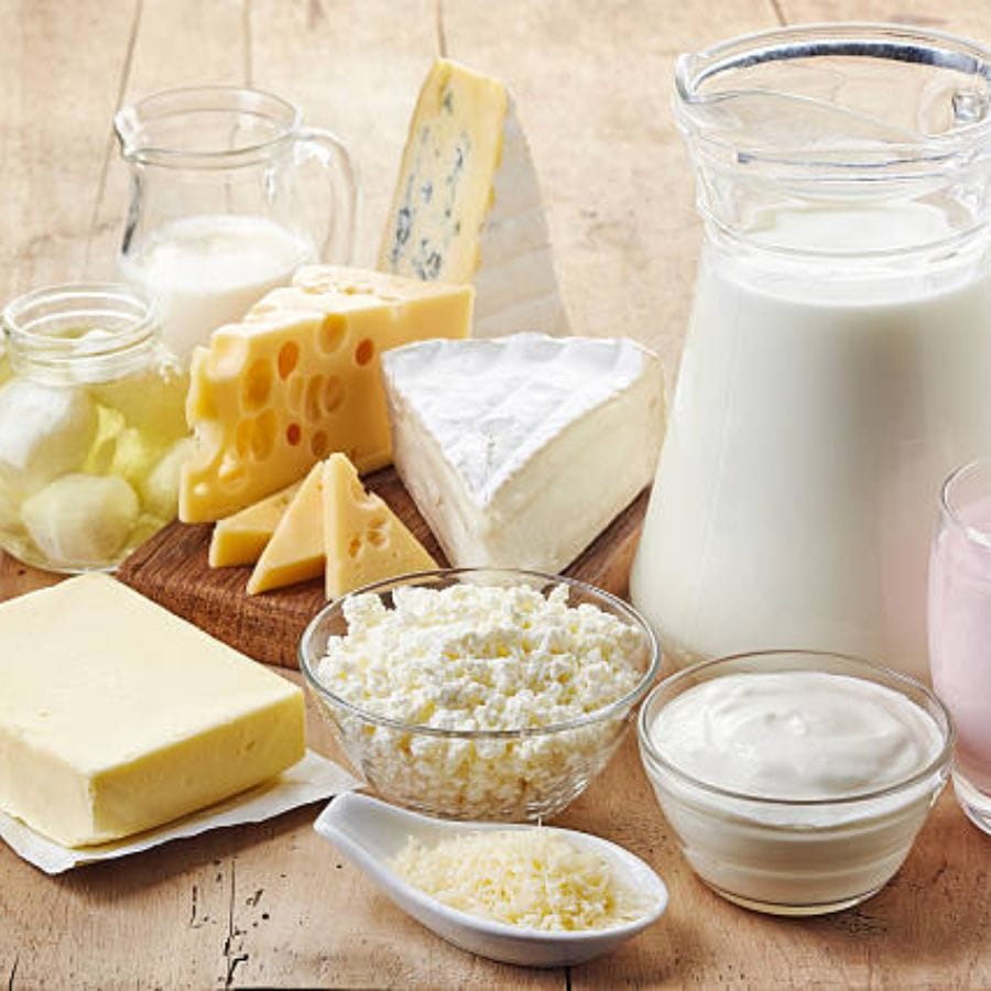 হরমোনের ভারসাম্যহীনতার কারণেও অনেক সময় ব্রণর সমস্যা দেখা দেয়। অনেক সময় দুধ ও দুগ্ধজাত পণ্য সেবনের কারণে হরমোনের তারতম্য ঘটে। সেই ক্ষেত্রে আপনি দুধ, চিজ, পনিরের মতো খাবারগুলো এড়িয়ে চলতে পারেন। 