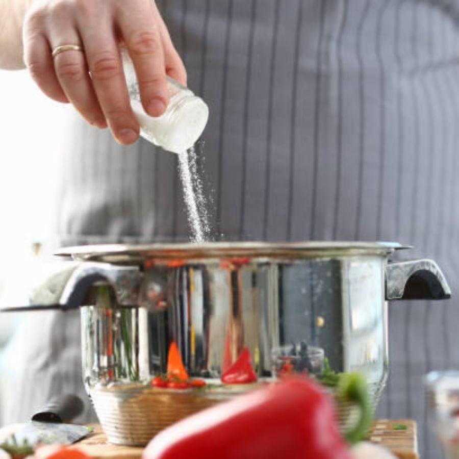 অতিরিক্ত পরিমাণে নুন সেবন কখনওই স্বাস্থ্যের পক্ষে ভাল নয়। এটি ব্রণ সমস্যাও বাড়িয়ে তোলে। নুনের মধ্যে আয়োডিন থাকে, যা অতিরিক্ত পরিমাণে গ্রহণ করলে ব্রণর মতো ত্বকের সমস্যা বাড়িয়ে তোলে।