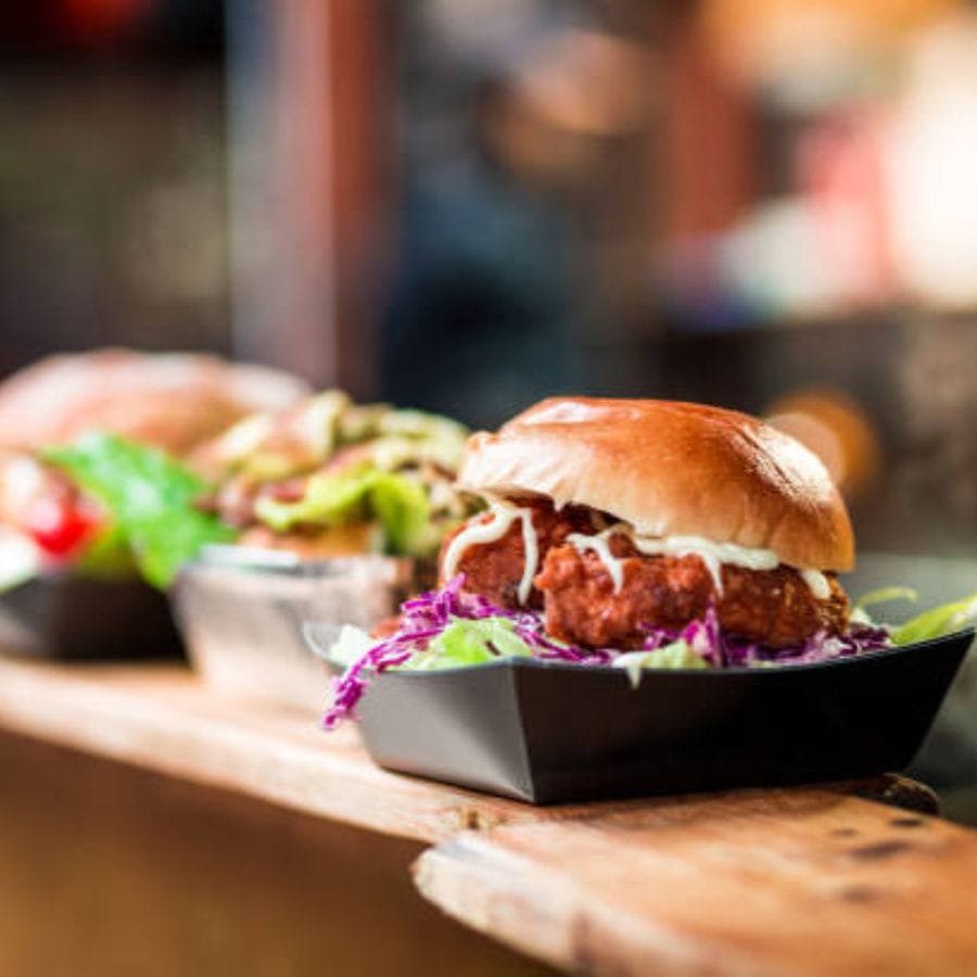 স্যাচুরেটেড এবং ট্রান্স-ফ্যাট-সমৃদ্ধ খাবার ত্বকে সিবাম উৎপাদন বৃদ্ধির কারণ হতে পারে। এর ফলে ব্রণ ব্রেকআউট হতে পারে। এই কারণে প্রক্রিয়াজাত খাবার এড়িয়ে চলুন। মুচমুচে, নোনতা এবং চর্বিযুক্ত খাবার এড়িয়ে চলুন।