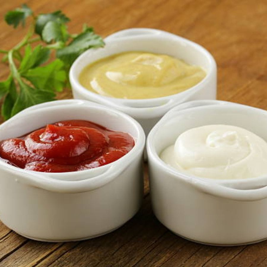 চিনি, ময়দা, পরিশোধিত শস্য, সস, কেচাপ, সোডা, সফট ড্রিংকস, জুস সহ প্রক্রিয়াজাত মাংস, অন্যান্য প্রক্রিয়াজাত খাবার এড়ানো উচিত। এই খাবারগুলিতে গ্লাইসেমিক সূচক বেশি এবং এর কারণে ব্রণর সমস্যা হতে পারে।