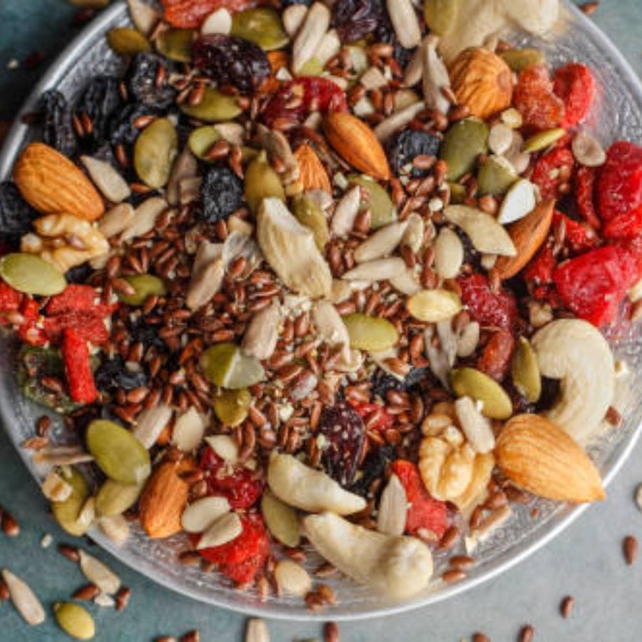 আপনার ত্বক ভালো রাখার জন্য ফ্ল্যাক্সসিড, চিয়া বীজ এবং মাছের তেল বেশি করে খাওয়া উচিত। এই খাবারগুলোর মধ্যে ওমেগা-৩ ফ্যাটি অ্যাসিড রয়েছে। এই খাবারগুলি স্বাস্থ্যকর ত্বক গঠনে সাহায্য করে এবং সামগ্রিক স্বাস্থ্য উন্নত করে। 