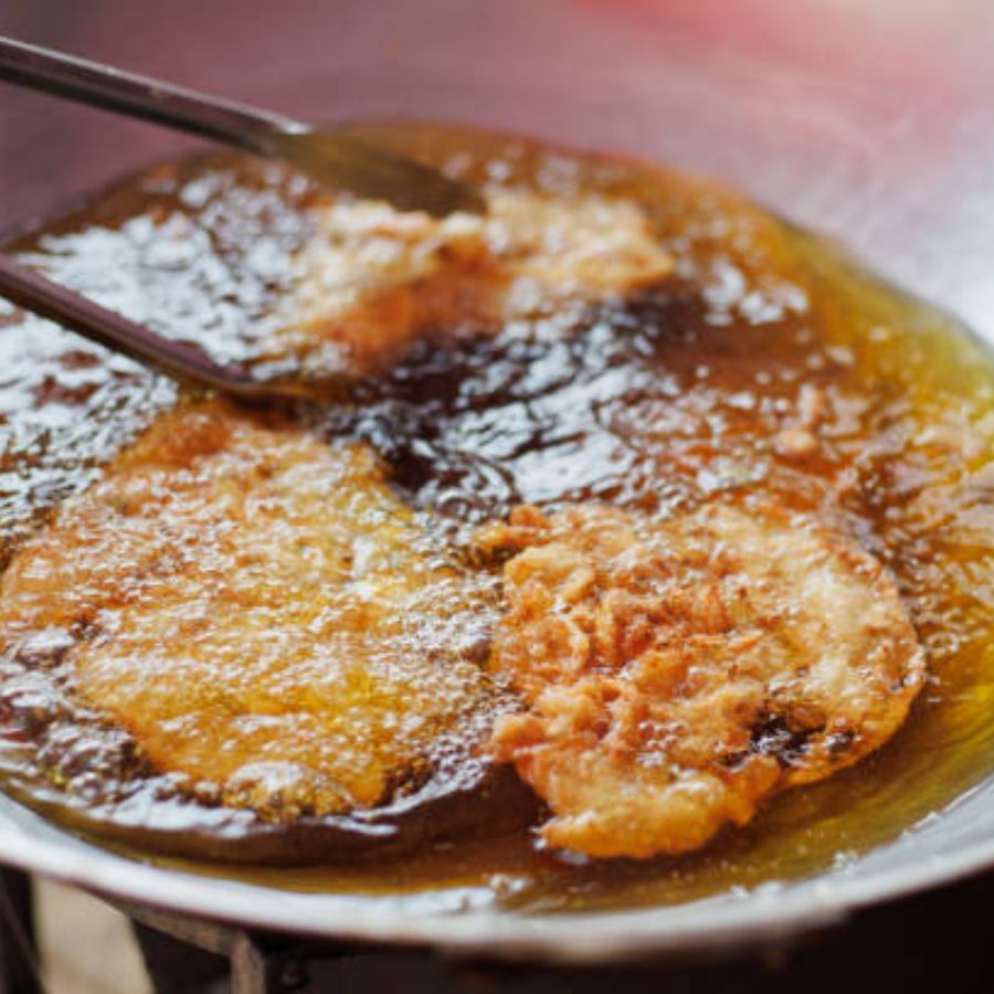 তেলে ভাজা খাবার এড়িয়ে চলুন। পকোড়া, ফ্রেঞ্চ ফ্রাইস, শিঙাড়ার মতো খাবারগুলো রক্তে কোলেস্টেরলের মাত্রা বাড়িয়ে দেয়, যা প্রভাব ফেলে রক্ত প্রবাহের উপর। এর জন্য ব্রণর সমস্যা দেখা দেয়। তাই ব্রণর সমস্যা কমাতে গেলে এই ধরনের খাবারও কম পরিমাণে খেতে হবে।