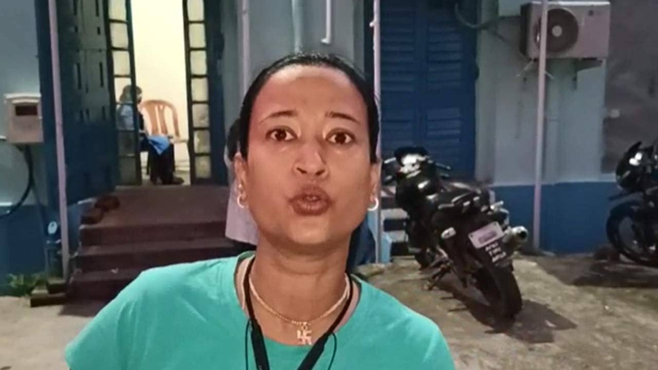 Newborn Baby: এক হাতে ঝোলানো সদ্যোজাত, পা টলছে লোকটার... খপাৎ করে হাত চেপে ধরল দুই মহিলা