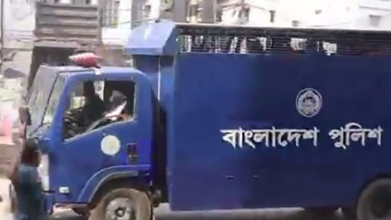 Bangladesh News: পেট্রোপণ্যের মূল্যবৃদ্ধির প্রতিবাদে উত্তাল বাংলাদেশ, পুলিশের গাড়ি লক্ষ্য করে ইটবৃষ্টি