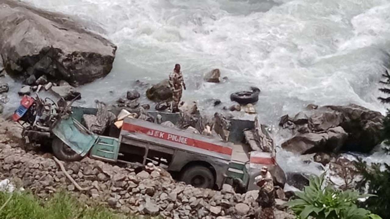 Bus Accident: জম্মু ও কাশ্মীরে নিয়ন্ত্রণ হারিয়ে নিরাপত্তারক্ষীদের বাস পড়ল নদীতে, মৃত ৭ জওয়ান, শোকপ্রকাশ মমতার
