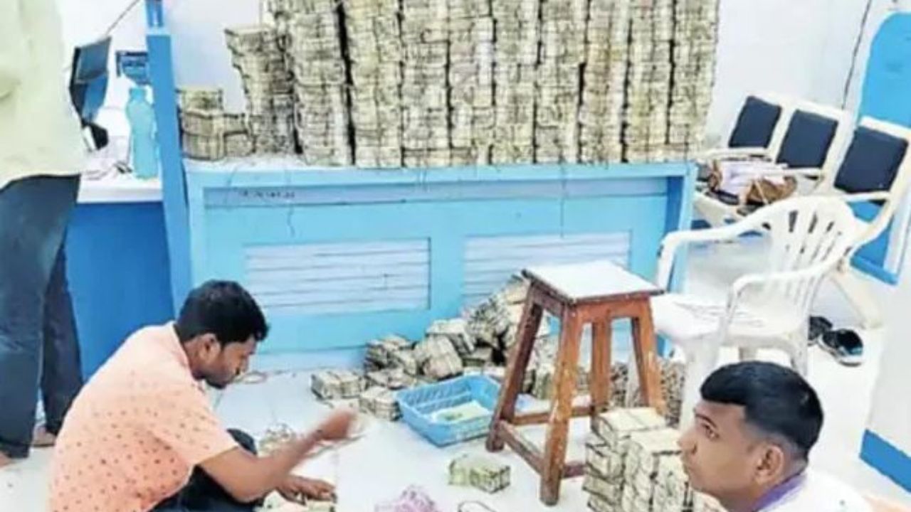IT Raid: 'অপা'র থেকেও বেশি টাকা লুকানো বাড়িতে! রাজ্যজুড়ে তল্লাশিতে ৩৯০ কোটির 'বেআইনি' সম্পত্তির খোঁজ পেল আয়কর বিভাগ