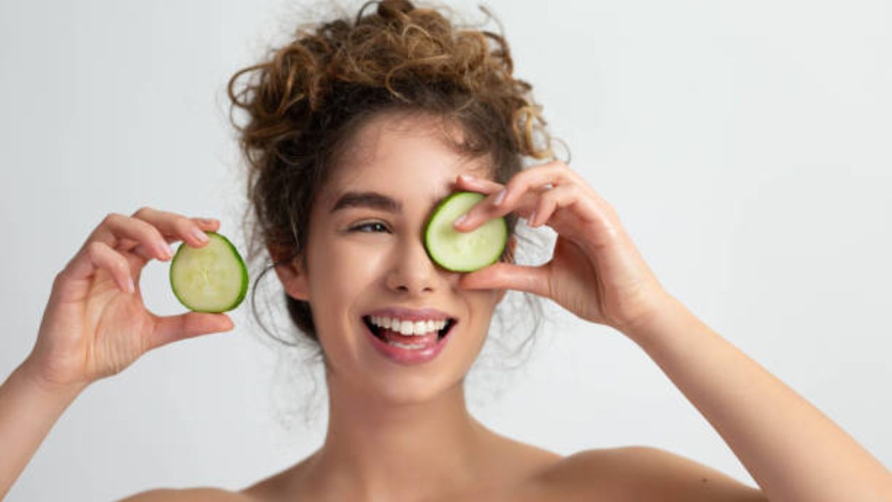 Cucumber for skin: ত্বককে হাইড্রেটেড রাখার সহজ উপায় খুঁজছেন? জল পানের সঙ্গে ভরসা রাখুন শসার উপরও