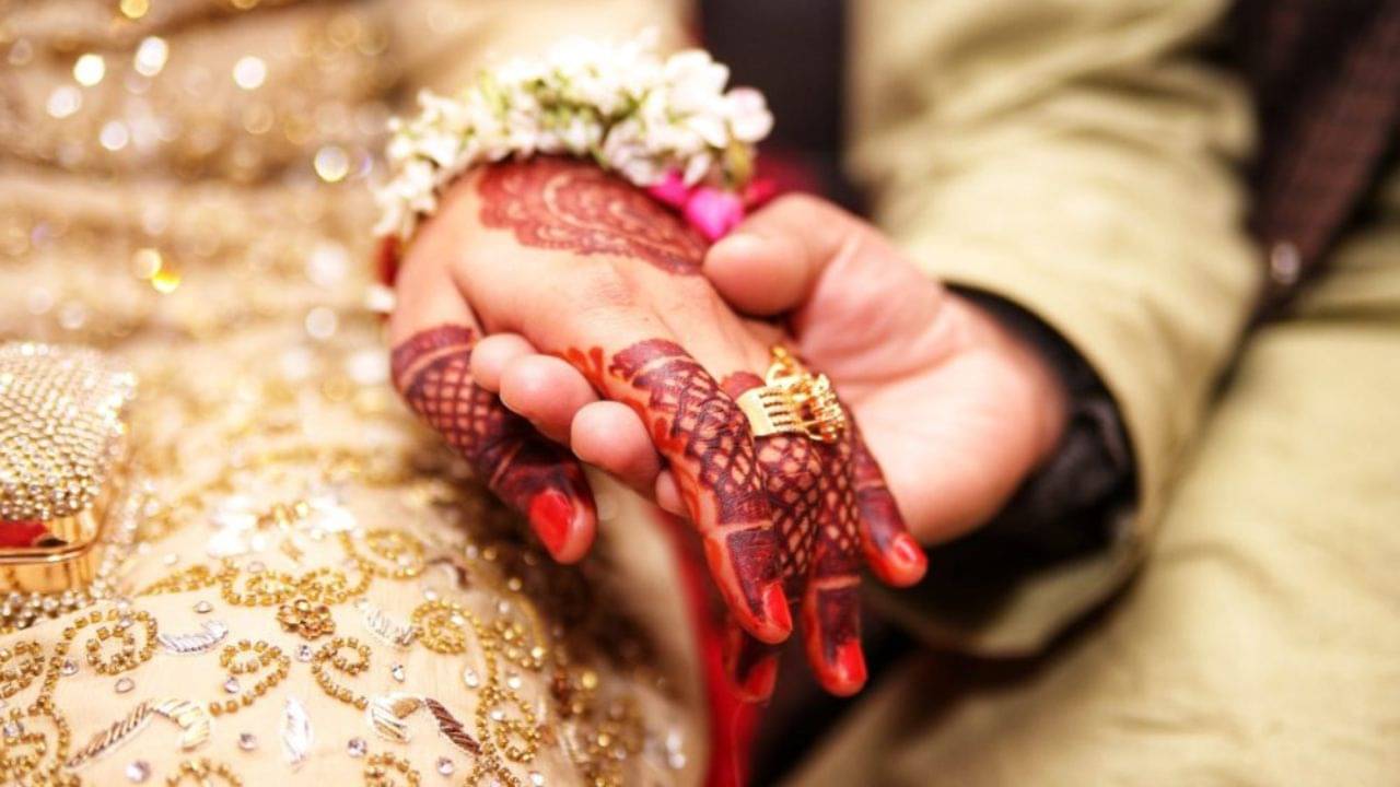 Vastu Tips: স্বামী-স্ত্রী’র সম্পর্ক মাখোমাখো আর উষ্ণ করতে চান? বাস্তুতে পরিবর্তন করুন এই কয়টি জিনিস