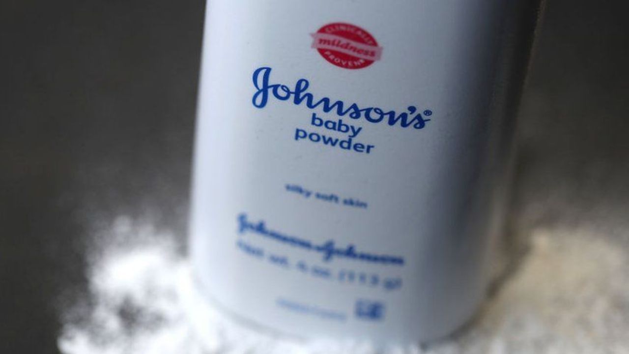 শিশুর ত্বকে ভয়ঙ্কর ক্ষতি হতে পারে Johnson & Johnson-র পাউডার ব্যবহার করলে, এবার বাতিল হল লাইসেন্সও