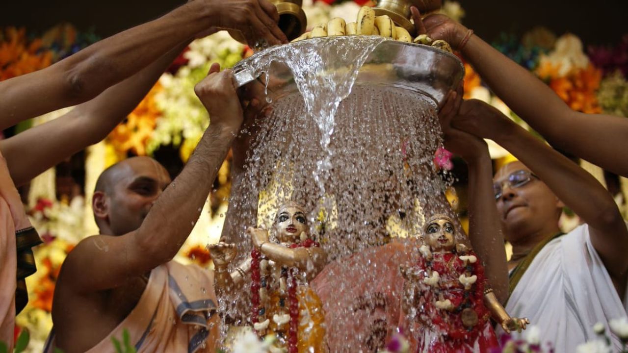 Krishna Janmashtami 2022: সারা বছর সুখ-সমৃদ্ধিতে থাকতে কেষ্টপুজোর ...