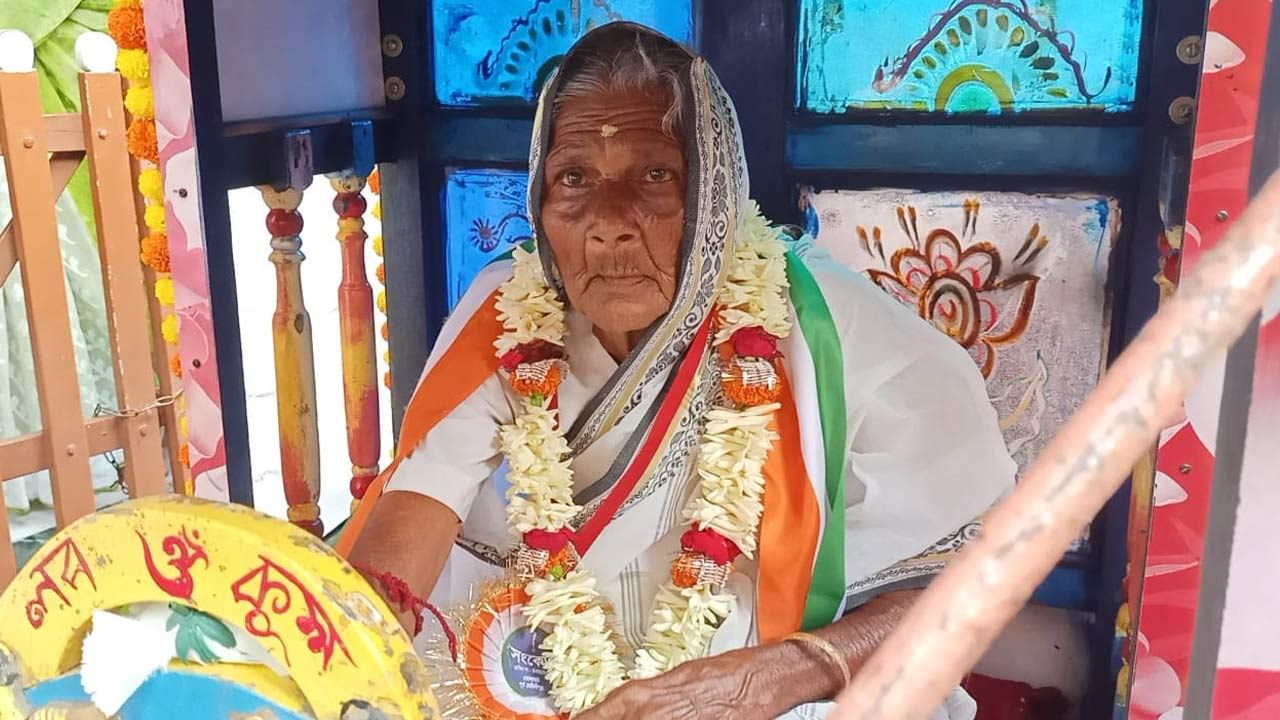 102 Year old: স্বাধীনতার ৭৫, কোলাঘাটের লক্ষ্মীবালার ১০২ বছর; পালকি চড়ে 'টট্টরে বুড়ি' এলেন পতাকা তুলতে