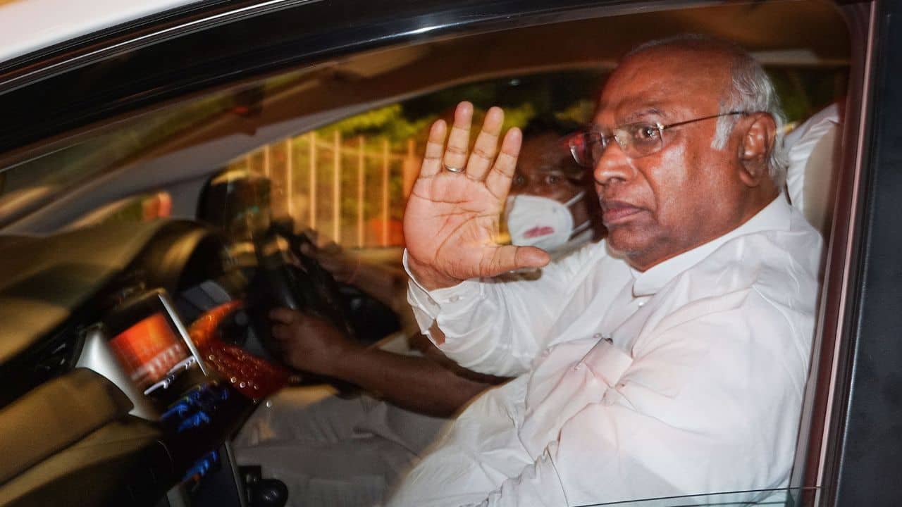 Mallikarjun Kharge: সনিয়া-রাহুলের পর ইডির স্ক্যানারে মল্লিকার্জুন খাড়গেও, ৭ ঘণ্টা ধরে জেরা কংগ্রেস নেতাকে