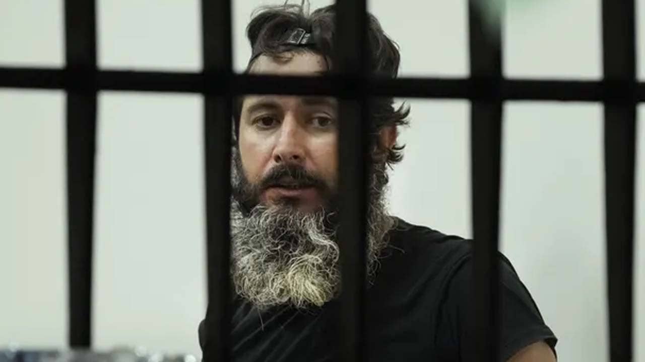 Lebanon Crisis: নিজের অ্যাকাউন্টের টাকাও তোলা যাচ্ছে না! টাকা পেতে বন্দুক হাতে ব্যাঙ্ক দাপালেন ব্যক্তি