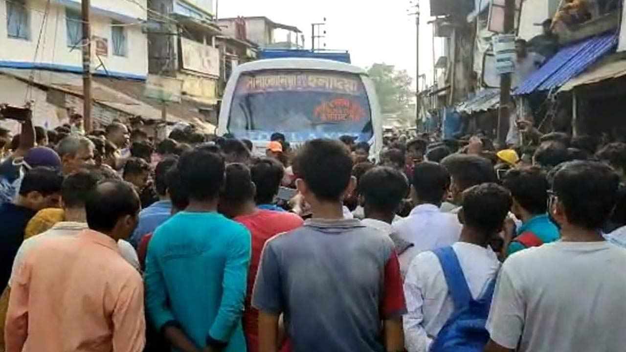 Purba Medinipur: স্কুলছাত্রীকে দিঘায় নিয়ে যাওয়ার প্রস্তাব হেড স্যরের, প্রতিবাদে রাস্তায় বসল পড়ুয়ারা