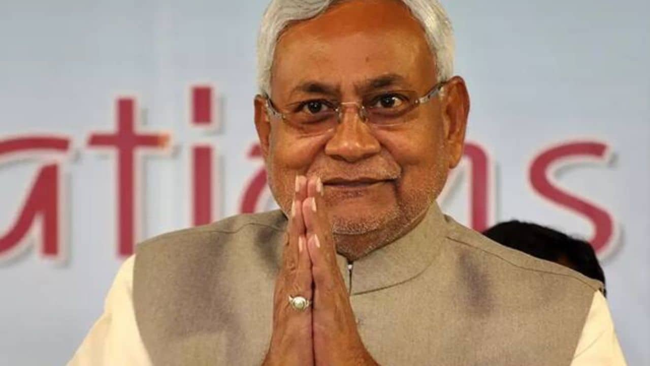 Nitish Kumar: তেজস্বী বলেছিলেন ১০ লক্ষ, নীতীশ বললেন চাকরি মিলবে ২০ লক্ষ