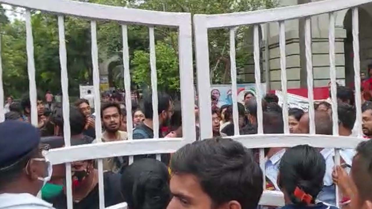 Presidency University: পোস্টার ছেঁড়াকে কেন্দ্র করে উত্তেজনা প্রেসিডেন্সিতে, মুখোমুখি এসএফআই-টিএমসিপি Presidency University: পোস্টার ছেঁড়াকে কেন্দ্র করে উত্তেজনা প্রেসিডেন্সিতে, মুখোমুখি এসএফআই-টিএমসিপি