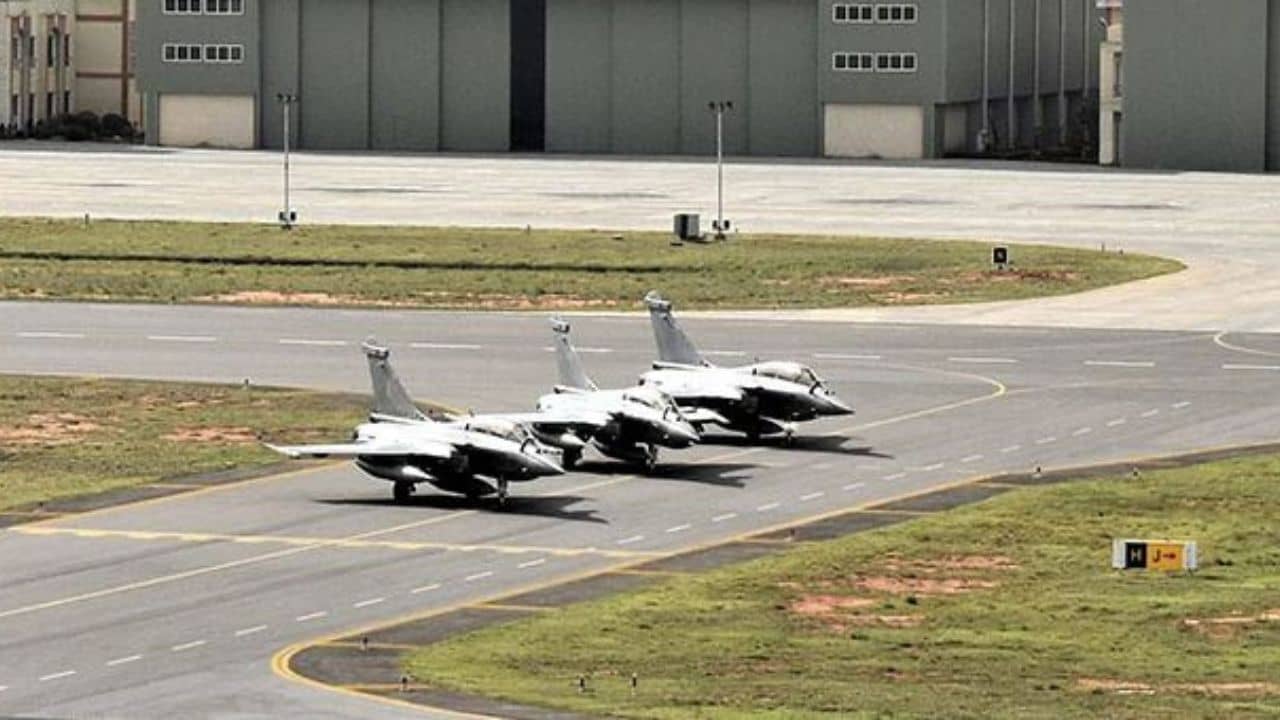 Rafale Fighter Jets: ভারতীয় বায়ুসেনার বিমানঘাঁটিতে দাঁড়িয়ে ফ্রান্সের রাফাল যুদ্ধবিমান, হঠাৎ হলটা কী?