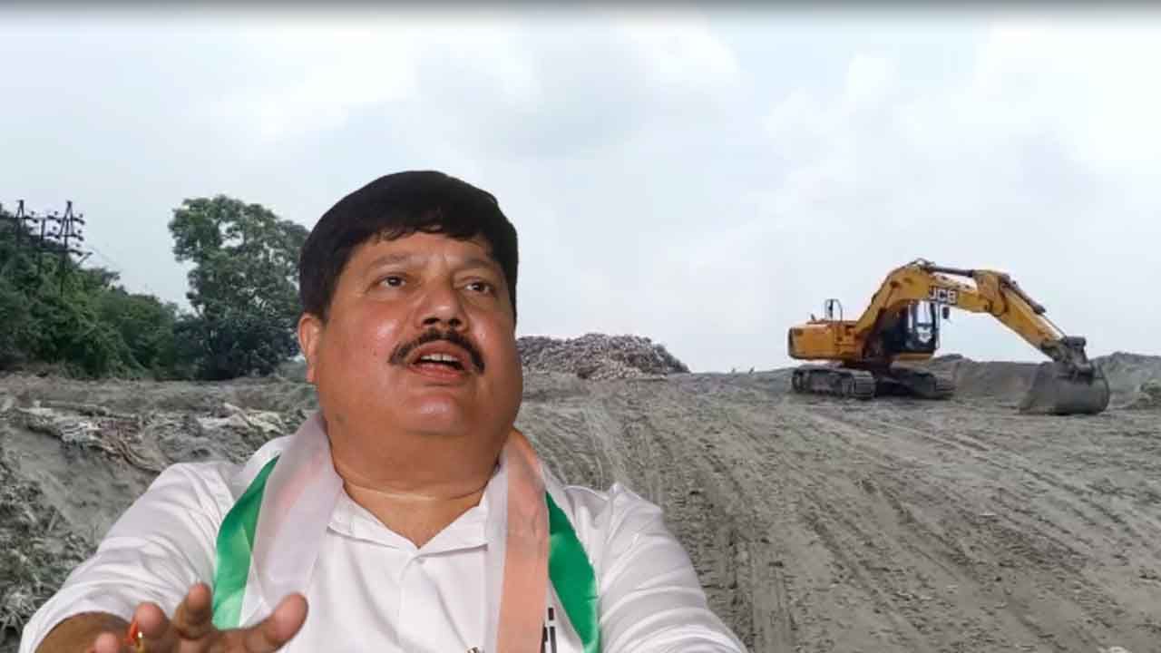 Sand Smuggling: রাতের অন্ধকারে ব্রিজের নীচ থেকে তোলা হচ্ছে ট্রাক ট্রাক বালি, সাংসদকে বিপদের কথা জানাল রেল