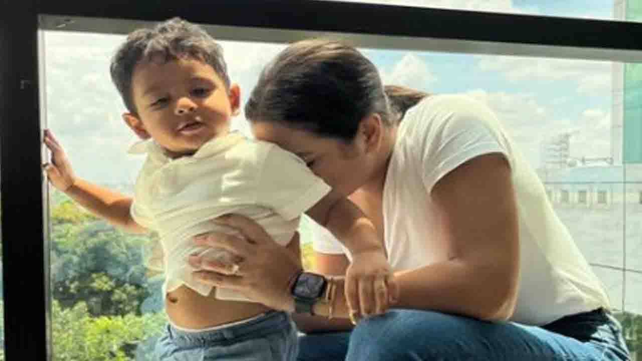 Star Kids of Tollywood: মোবাইল স্ক্রিনে ছোট্ট-ছোট্ট আঙুল বুলিয়ে লুপে কোন গান শুনছে ইউভান, শুভশ্রী বলছেন, নো মোর ফোন...