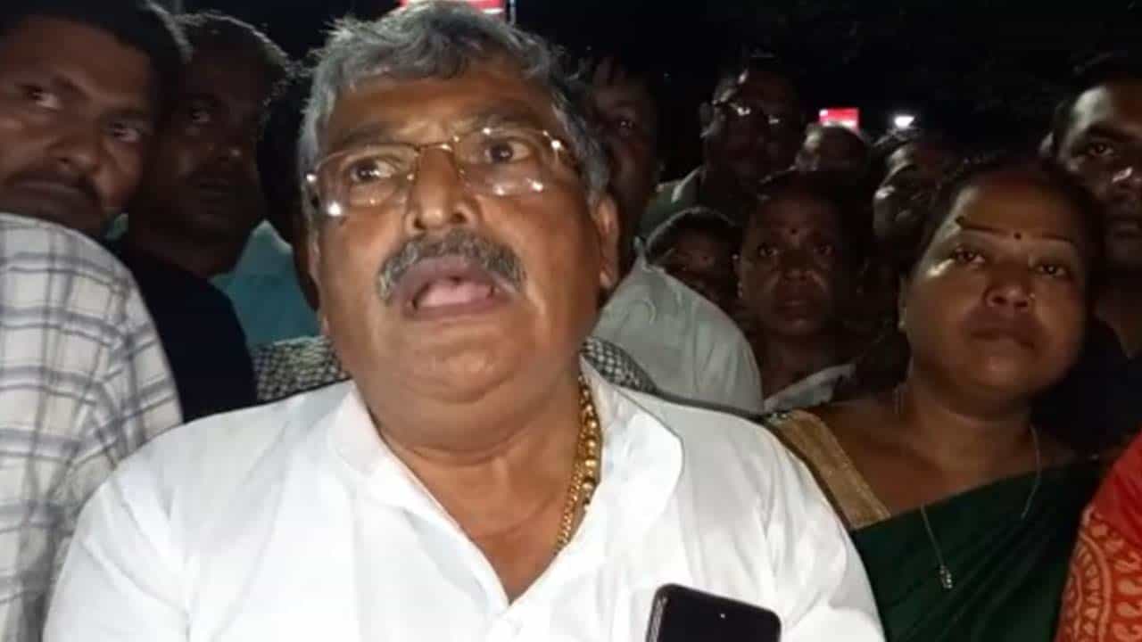 TMC MLA: তৃণমূল বিধায়কের উপর 'হামলা', পাল্টা লাঠি নিয়ে তেড়ে গেলেন তিনিও... বিজেপি-তৃণমূলের তুমুল ঝামেলা চুঁচুড়ায় TMC MLA: তৃণমূল বিধায়কের উপর 'হামলা', পাল্টা লাঠি নিয়ে তেড়ে গেলেন তিনিও... বিজেপি-তৃণমূলের তুমুল ঝামেলা চুঁচুড়ায়