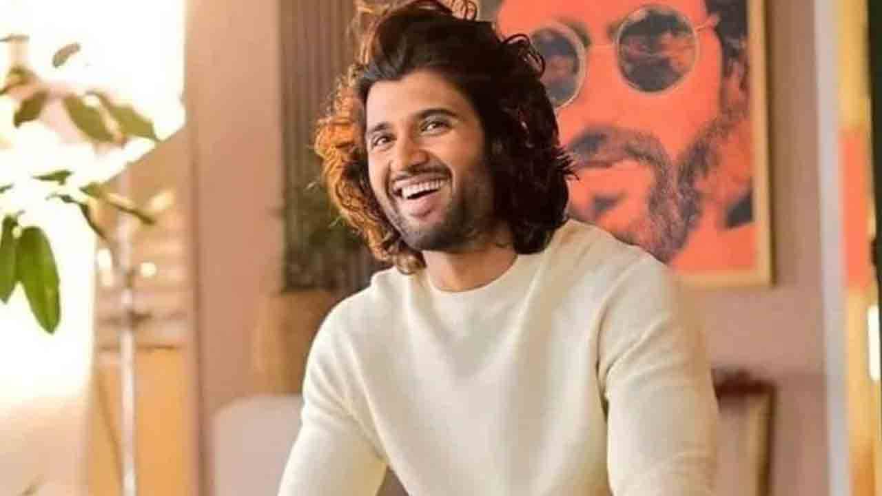 Liger: ছবির প্রচারের মাঝে গুজরাতি থালিতে মজলেন বিজয়, ডায়েট ভুলে পাতে প্রায় ৩৫ পদ