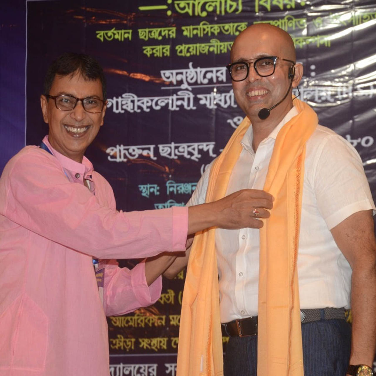 বিদ্যালয়ের প্রাক্তনীদের পুনর্মিলন উৎসব মানেই গান বাজনা সাংস্কৃতিক অনুষ্ঠান। কিন্তু এবার শহর কলকাতার এক স্কুলের প্রাক্তনীরা পুনর্মিলন উৎসবে নিলেন এক অভিনব উদ্যোগ। 