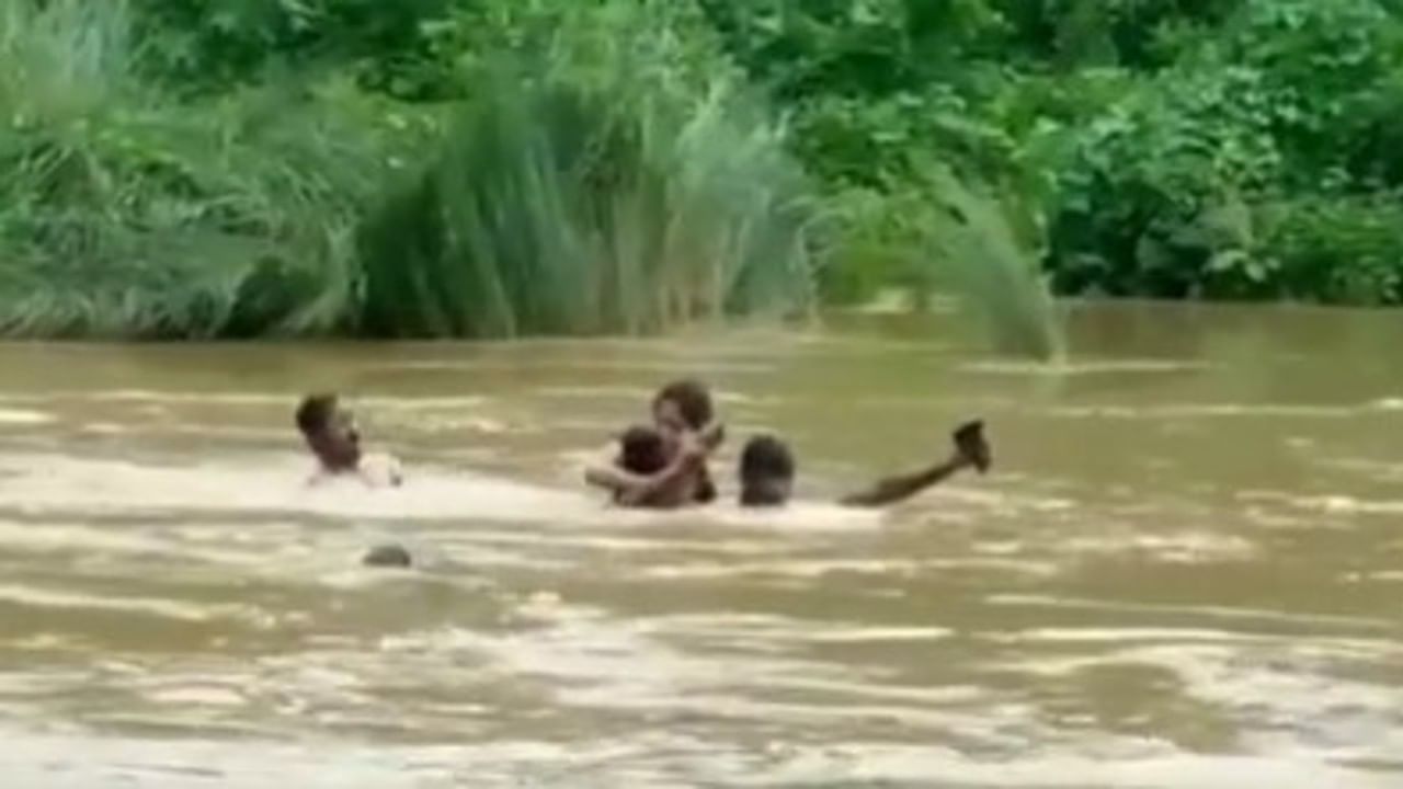 Andhra Pradesh : পরীক্ষাকেন্দ্রে পৌঁছতেই হবে, সাঁতরে নদী পার হলেন যুবতী, দেখুন ভিডিয়ো