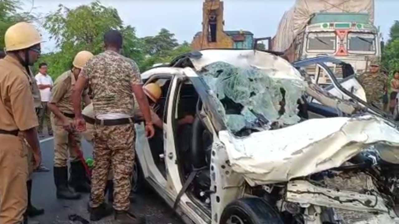Accident in Alipurduar সামনে অ্যাম্বুল্যান্সে এগিয়ে গেল স্বামীর দেহ