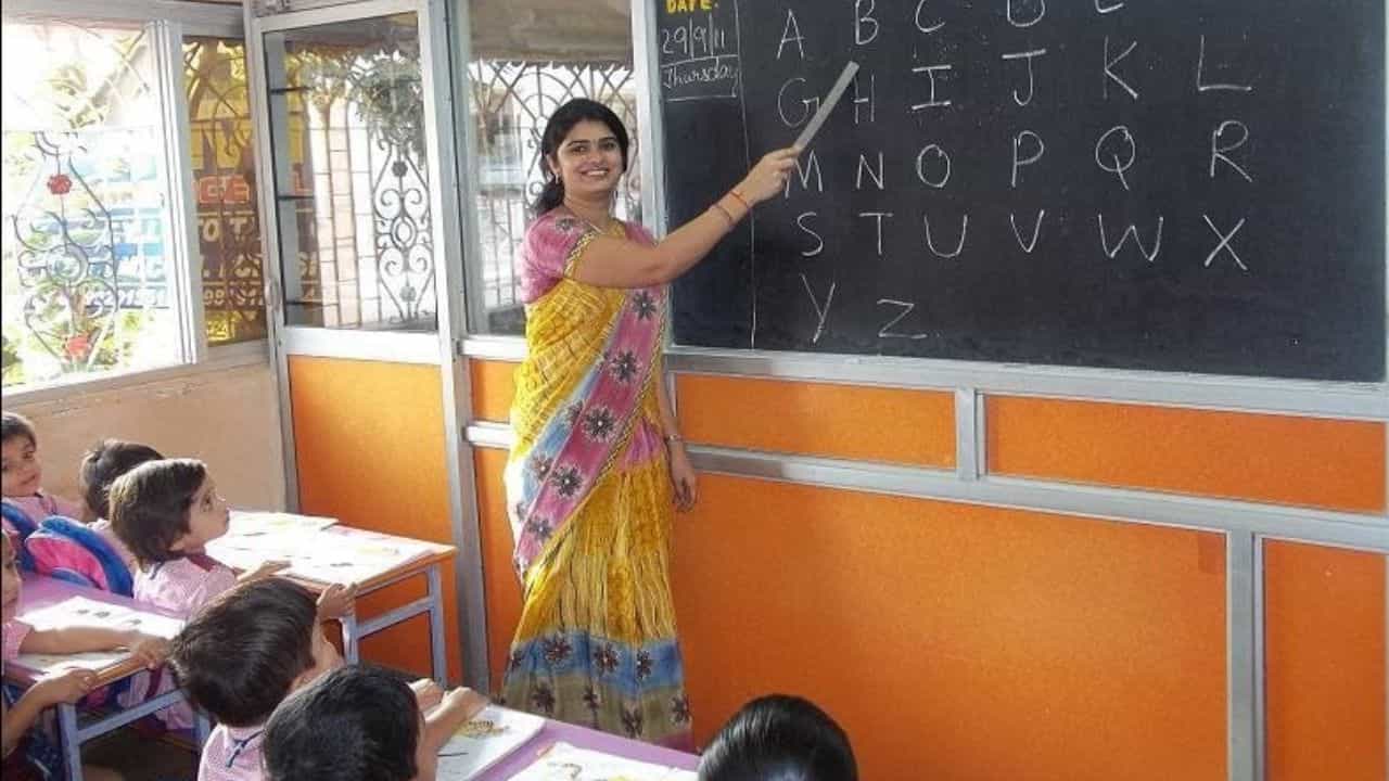 WB Primary TET: প্রাথমিক শিক্ষক হতে কী শিক্ষাগত যোগ্যতা প্রয়োজন? বেতন কত? জেনে নিন খুঁটিনাটি WB Primary TET: প্রাথমিক শিক্ষক হতে কী শিক্ষাগত যোগ্যতা প্রয়োজন? বেতন কত? জেনে নিন খুঁটিনাটি