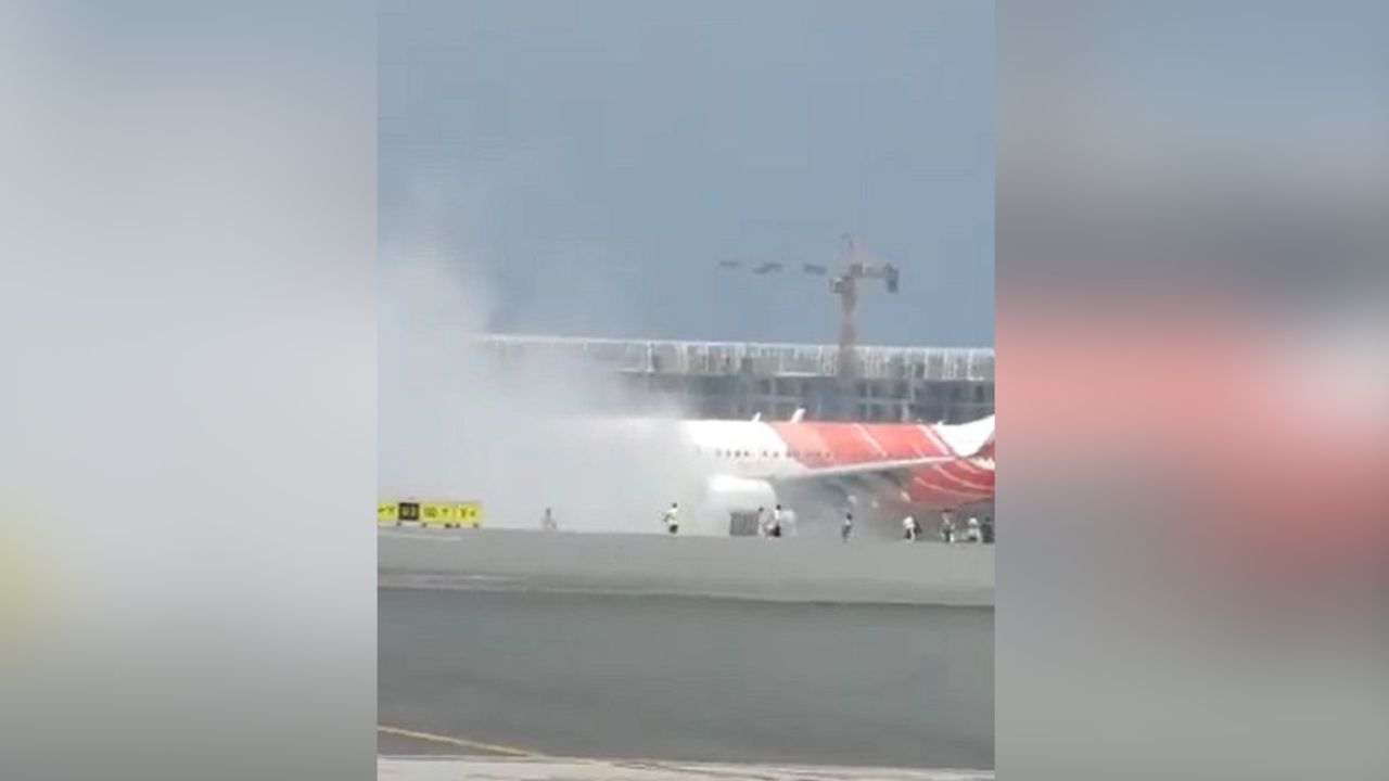 Air India Flight রানওয়েতে এয়ার ইন্ডিয়ার বিমান থেকে বেরোচ্ছে ধোঁয়া