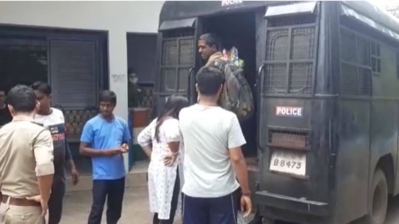 Asansol: সরকারি কমিউনিটি হলেই চলছিল সেই খেলা, পুলিশ এসে হাতেনাতে ধরল ১৯ জনকে