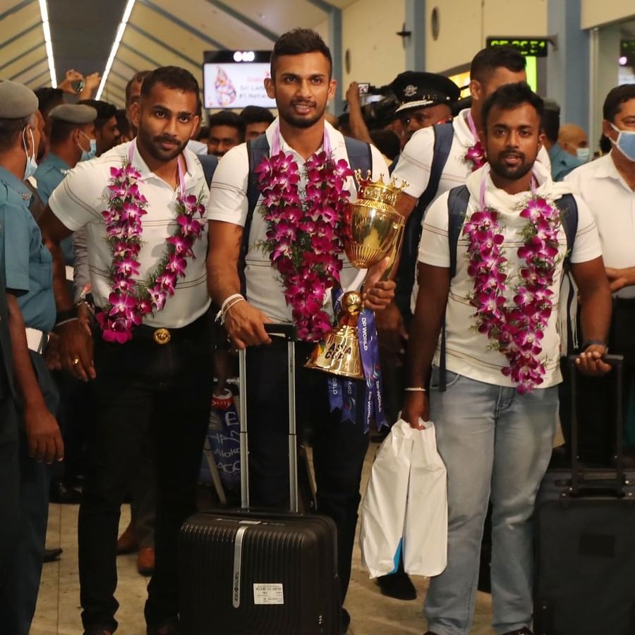 মঙ্গলবার সকাল সকাল দেশে ফেরে শ্রীলঙ্কা দল। সকাল সাড়ে ছটা থেকে শুরু হয় বিজয় যাত্রা। কলম্বো থেকে কুটনায়েকে পর্যন্ত ডবল ডেকার বাসের মাথায় চড়ে লঙ্কাবাসীর অভিবাদন কুড়োন ওয়ানিন্দু হাসারাঙ্গা, ভানুকা রাজাপক্ষেরা।(ছবি:টুইটার) 