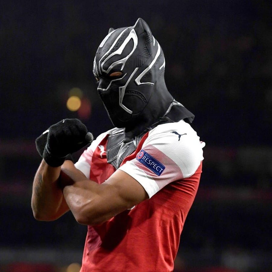 ২০১৯ সালে ইউরোপা লিগের ম্যাচে ওয়াকান্ডার গেটআপে দেখা গিয়েছিল। মার্ভেলের সিনেমার সুপারহিরো ব্ল্যাক প্যান্থারের মুখোশে মুখ ঢেকে ফেলেছিলেন। গ্যাবনের জাতীয় দলকে প্যান্থার্স বলে ডাকা হয়।(ছবি:টুইটার) 