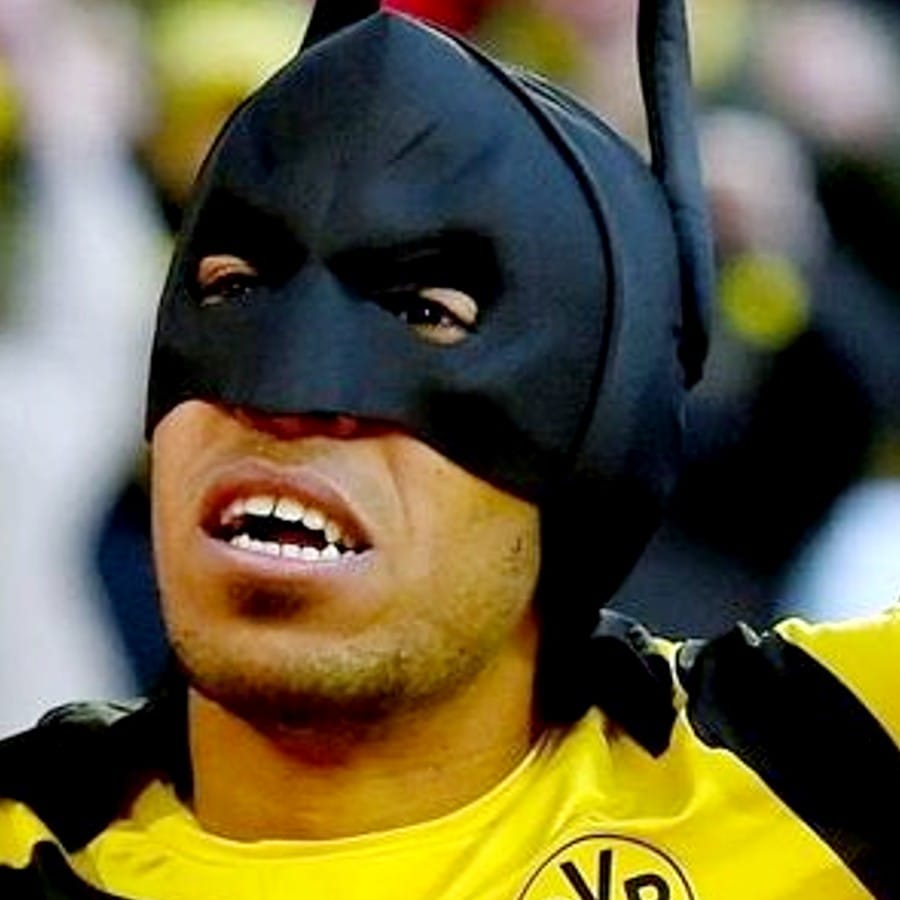 দ্বিতীয়বার ছিল ছেলের জন্মদিন। তখন গ্যাবনিজ স্ট্রাইকার খেলেন বরুশিয়া ডর্টমুন্ডে। শালকে বিরুদ্ধে ম্যাচে ব্যাটম্যানের মাস্ক পরে সকলকে চমকে দেন অবামেয়াং।(ছবি:টুইটার) 