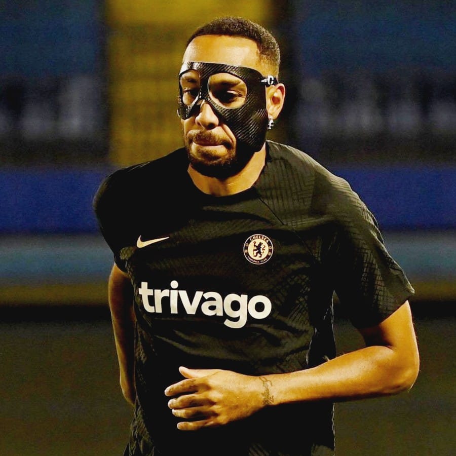 চেলসির হয়ে অনুশীলনের সময় কালো রঙের মাস্ক পরেছিলেন তিনি। কেন ম্যাচের সময় প্রোটেকটিভ মাস্ক দিয়ে মুখ ঢেকে রাখতে পছন্দ করেন অবামেয়াং? এই প্রশ্নটা ফুটবলপ্রেমীদের অনেকদিনের।(ছবি:টুইটার)