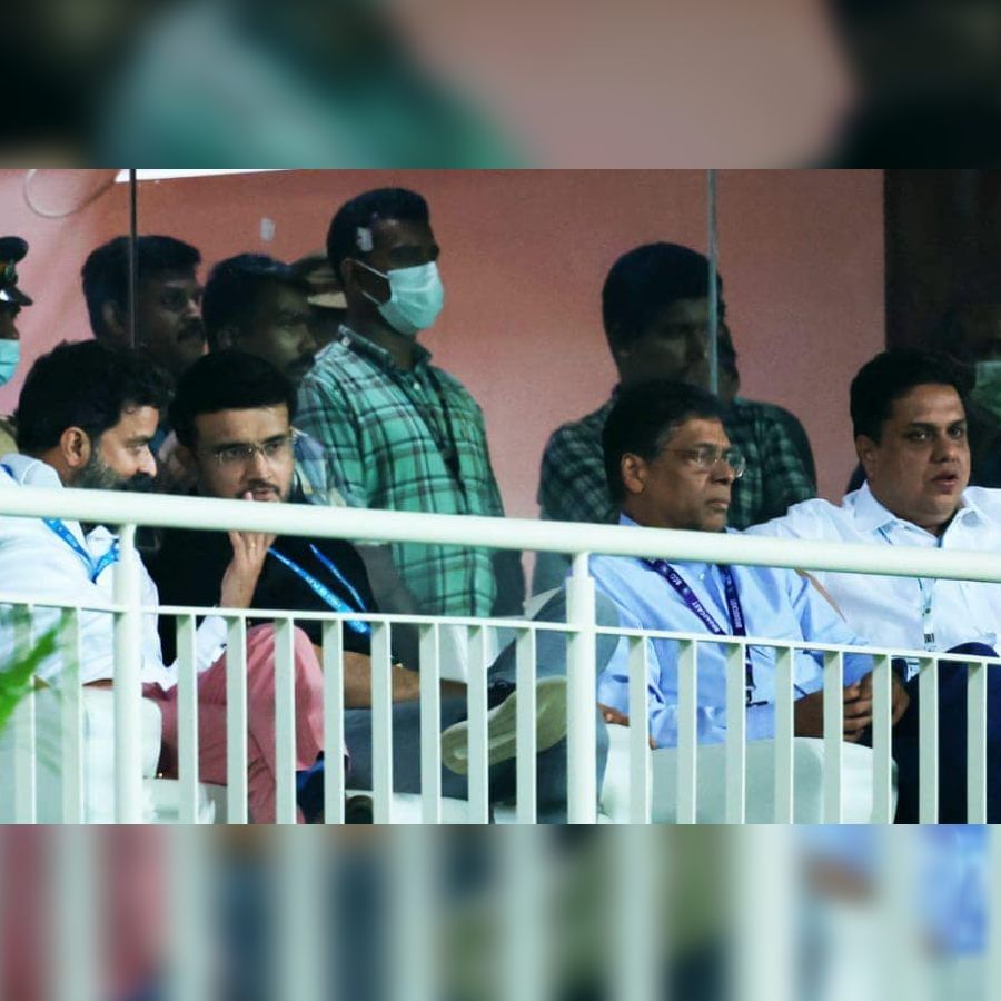 বুধরাতে ভারত-দক্ষিণ আফ্রিকার প্রথম টি-২০ ম্যাচ উপভোগ করতে দেখা গিয়েছে বিসিসিআই সভাপতিকে। কেরল ক্রিকেট অ্যাসোসিয়েশনের পক্ষ থেকে সৌরভের ছবি শেয়ার করা হয়েছে। (Pic Courtesy- Kerala Cricket Association Facebook)
